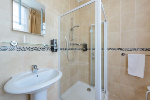 Combined shower/tub, hair dryer, towels