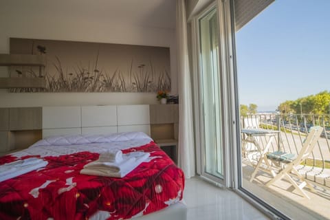 Junior Suite, 1 Bedroom, Sea View | Egyptian cotton sheets, premium bedding, pillowtop beds, minibar