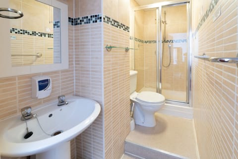 Superior Double Room | Bathroom | Combined shower/tub, hair dryer, towels