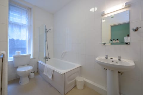 Single Room | Bathroom | Combined shower/tub, hair dryer, towels