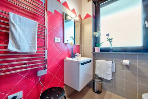 Shower, free toiletries, hair dryer, bidet