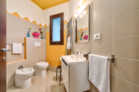 Single Room | Bathroom | Shower, free toiletries, hair dryer, bidet