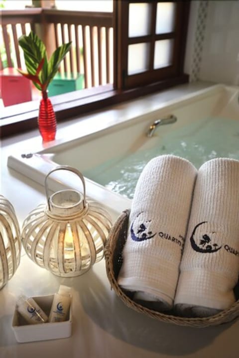 Suite Master Especial com Hidromassagem Dupla | Bathroom | Free toiletries, hair dryer, bathrobes, towels