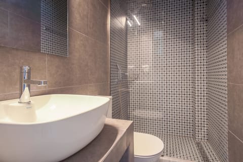 Junior Suite, Sea View | Bathroom | Hair dryer, towels