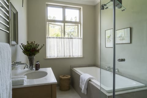 Luxury Suite | Bathroom | Separate tub and shower, deep soaking tub, rainfall showerhead