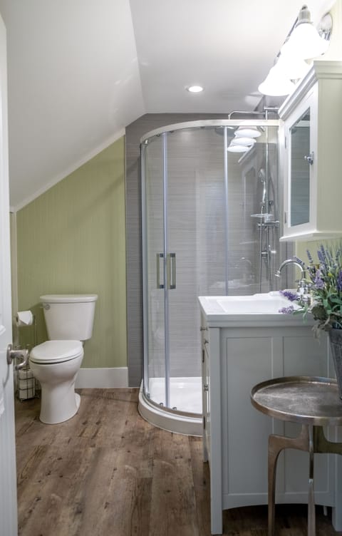 Suite, Private Bathroom (Queen Heritage Suite) | Bathroom | Combined shower/tub, free toiletries, hair dryer, bathrobes