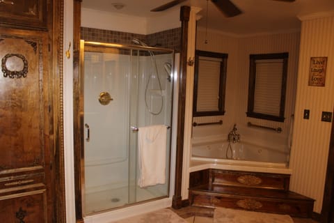 Room, 1 Queen Bed | Bathroom | Separate tub and shower, free toiletries, towels, shampoo