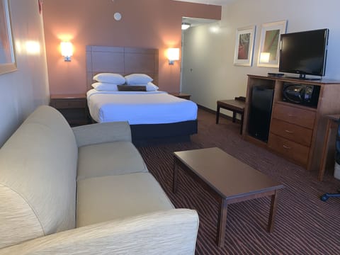 Deluxe Room, 1 Queen Bed, Non Smoking | Premium bedding, pillowtop beds, in-room safe, desk