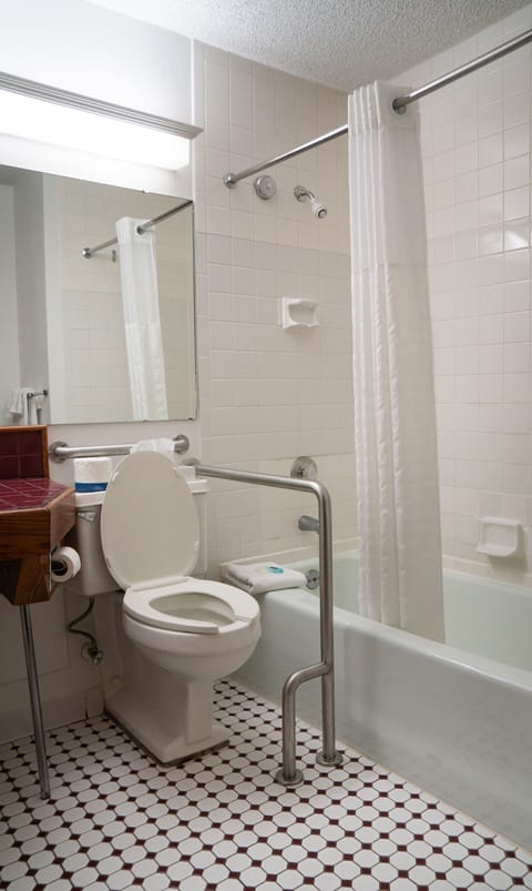 Basic Single Room | Bathroom | Combined shower/tub, free toiletries, hair dryer, towels