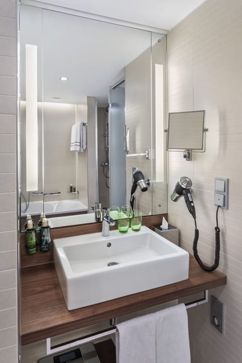 The Level Executive Suite with Lounge Access | Bathroom | Eco-friendly toiletries, hair dryer, towels