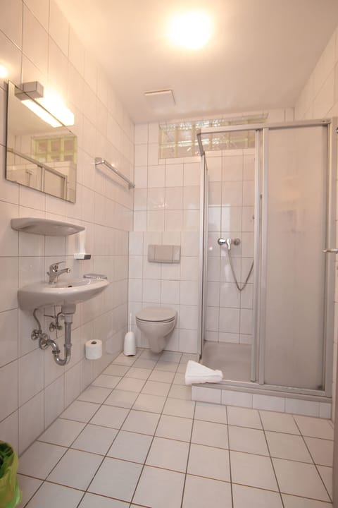 Double Room | Bathroom | Shower, designer toiletries, towels