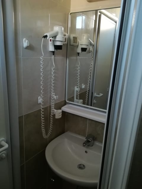 Shower, free toiletries, hair dryer, bidet