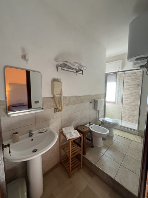 Twin Room | Bathroom | Rainfall showerhead, free toiletries, bidet, towels