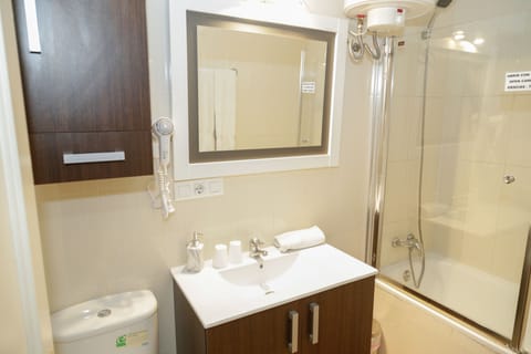 Double Room, Private Bathroom | Bathroom | Hair dryer, towels