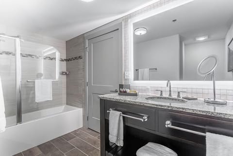 Vineyard Room | Bathroom | Shower, free toiletries, towels