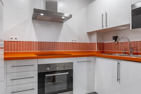 Studio (Apartment) | Private kitchen | Fridge, microwave, oven, electric kettle