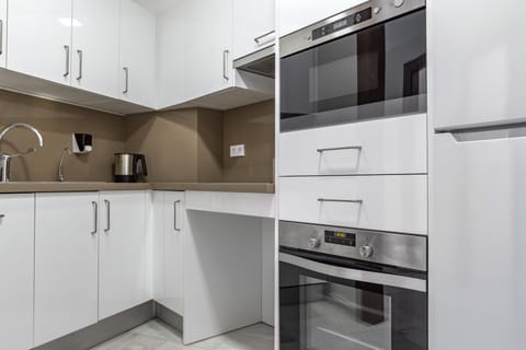 Apartment, 2 Bedrooms | Private kitchen | Fridge, microwave, oven, electric kettle