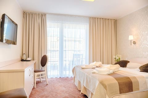 Double Room Single Use | Desk, iron/ironing board, rollaway beds, free WiFi