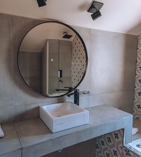 Family Suite | Bathroom | Shower, free toiletries, hair dryer, towels