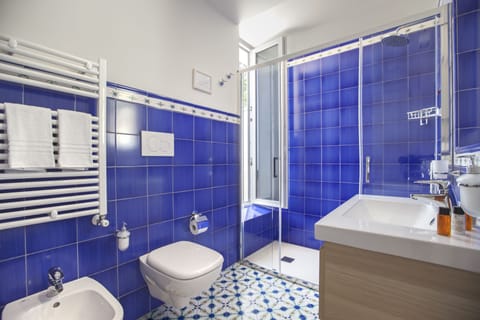 Comfort Double Room, Terrace | Bathroom | Shower, free toiletries, hair dryer, bidet