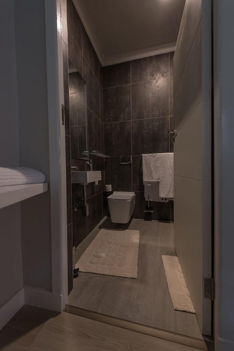 VVL 4 | Bathroom | Shower, designer toiletries, towels