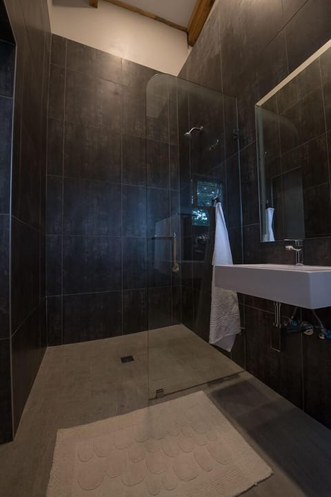 VVL 4 | Bathroom | Shower, designer toiletries, towels