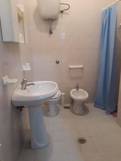 Shower, free toiletries, hair dryer, bidet