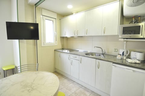 Standard Studio (+ sofá cama) | Private kitchen | Full-size fridge, microwave, stovetop, coffee/tea maker