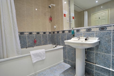 Double Room | Bathroom | Combined shower/tub, free toiletries, hair dryer, towels