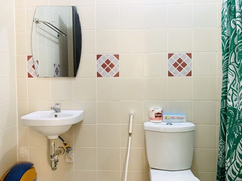 St. John - Deluxe Family Room | Bathroom | Shower, free toiletries, hair dryer, towels