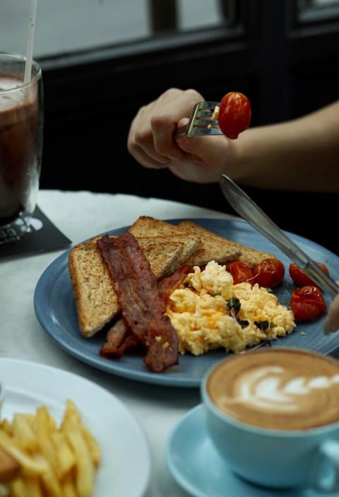Daily cooked-to-order breakfast (THB 250 per person)