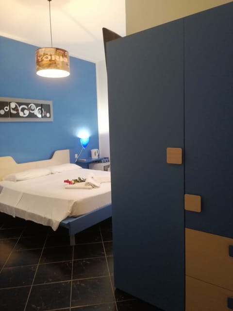 Triple Room | In-room safe, soundproofing, iron/ironing board, free WiFi