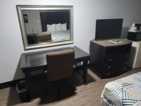 Standard Room, 1 King Bed, Non Smoking | Living area | LED TV