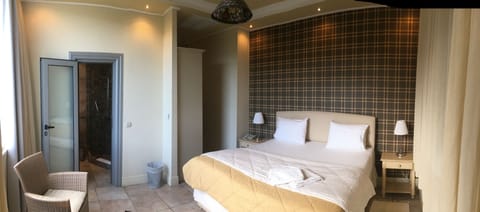 Double Room Single Use | In-room safe, iron/ironing board, free WiFi