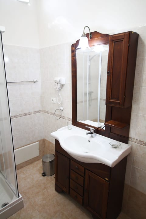 Comfort Room, 1 Bedroom | Bathroom | Shower, hair dryer, bidet, towels