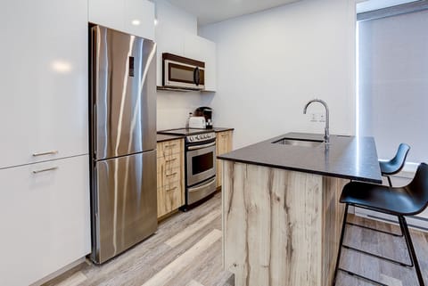 Room (209) | Private kitchen | Full-size fridge, microwave, oven, stovetop