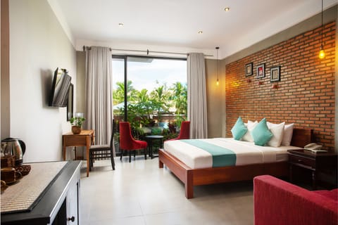 Executive Room, 1 King Bed, Balcony, Pool View | Bathroom | Shower, rainfall showerhead, free toiletries, hair dryer