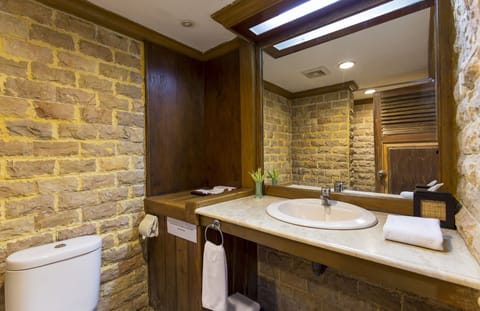 Explorer Room - Free Plataran Encounter | In-room safe, free WiFi, bed sheets