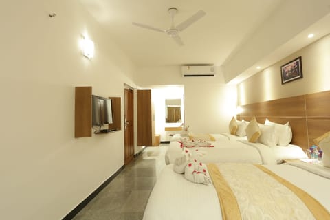 Deluxe Triple Room, 3 Twin Beds | 1 bedroom, premium bedding, minibar, in-room safe