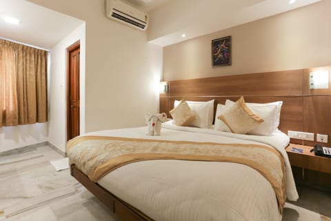 Executive Double Room, 1 Queen Bed, Smoking | 1 bedroom, premium bedding, minibar, in-room safe