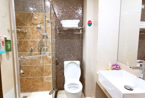 Superior Double Room (Limited to guests holding China Resident Identity Card) | Bathroom | Shower, hydromassage showerhead, free toiletries, hair dryer