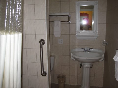 Combined shower/tub, free toiletries, towels