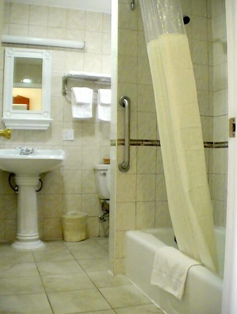 Combined shower/tub, free toiletries, towels