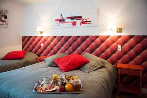 Standard Triple Room | Desk, free WiFi, bed sheets