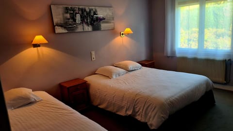 Standard Triple Room, Bathtub | Desk, free WiFi, bed sheets