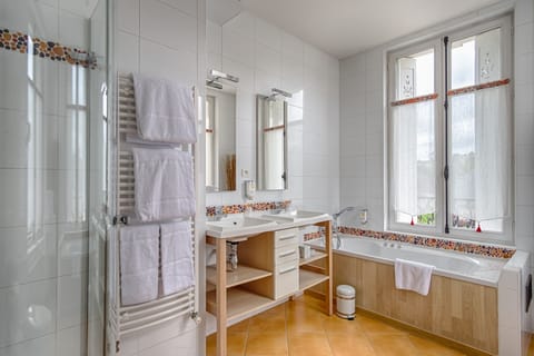 Deluxe Double Room, Jetted Tub, City View | Bathroom | Hair dryer, towels, soap, shampoo