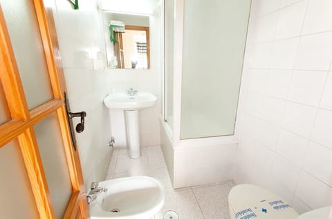 Twin Room, 2 Twin Beds | Bathroom | Combined shower/tub, free toiletries, hair dryer, bidet