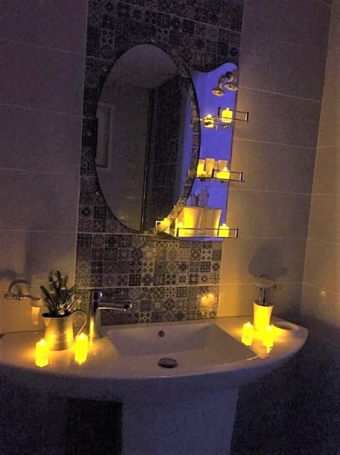 Honeymoon Suite, Jetted Tub, Sea View | Bathroom sink