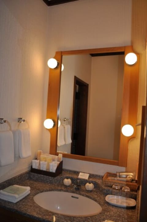 Double Room A | Bathroom | Combined shower/tub, deep soaking tub, free toiletries, hair dryer