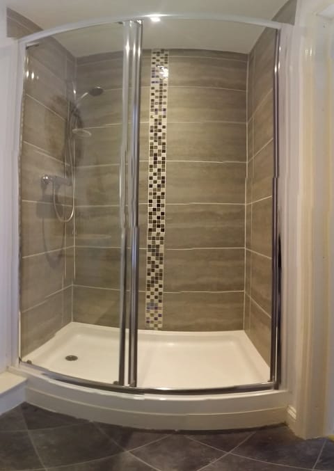 Double or Twin Room | Bathroom shower